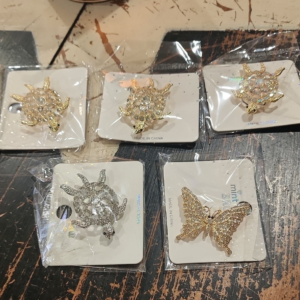 5 Brooches All New In Package
